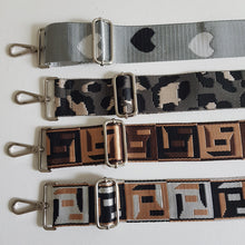 Lataa kuva Galleria-katseluun, Koristeellinen laukun olkahihna hopeanvärisillä karabiinilukoilla ja tyylikkäällä-kuviolla. Materiaali: polyesteri ja metalli. Värit: ruskea, terrakotta, sinapinkeltainen, roosa, viininpunainen Koko: säädettävä pituus max. 121cm, leveys 5 cm. Valmistusmaa Italia