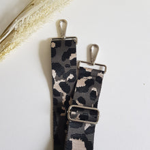 Lataa kuva Galleria-katseluun, Koristeellinen laukun olkahihna hopeanvärisillä karabiinilukoilla ja tyylikkäällä-kuviolla. Materiaali: polyesteri ja metalli. Värit: ruskea, terrakotta, sinapinkeltainen, roosa, viininpunainen Koko: säädettävä pituus max. 121cm, leveys 5 cm. Valmistusmaa Italia