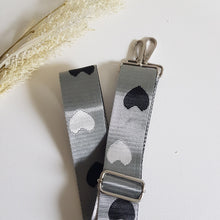 Lataa kuva Galleria-katseluun, Koristeellinen laukun olkahihna hopeanvärisillä karabiinilukoilla ja tyylikkäällä-kuviolla. Materiaali: polyesteri ja metalli. Värit: ruskea, terrakotta, sinapinkeltainen, roosa, viininpunainen Koko: säädettävä pituus max. 121cm, leveys 5 cm. Valmistusmaa Italia