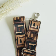 Lataa kuva Galleria-katseluun, Koristeellinen laukun olkahihna hopeanvärisillä karabiinilukoilla ja tyylikkäällä-kuviolla. Materiaali: polyesteri ja metalli. Värit: ruskea, terrakotta, sinapinkeltainen, roosa, viininpunainen Koko: säädettävä pituus max. 121cm, leveys 5 cm. Valmistusmaa Italia