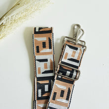 Lataa kuva Galleria-katseluun, Koristeellinen laukun olkahihna hopeanvärisillä karabiinilukoilla ja tyylikkäällä-kuviolla. Materiaali: polyesteri ja metalli. Värit: ruskea, terrakotta, sinapinkeltainen, roosa, viininpunainen Koko: säädettävä pituus max. 121cm, leveys 5 cm. Valmistusmaa Italia