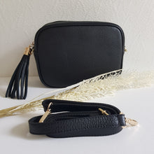 Lataa kuva Galleria-katseluun, ANGIE laukussa on kaksi säädettävää olkahihnaa ja vetoketjukiinnitys. Tupsukoriste toimii vetimenä. Erittäin suosittu crossbody malli. Väri: musta Koko: pituus 20 cm, korkeus 15 cm, syvyys 7 cm.