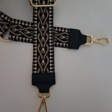 Lataa kuva Galleria-katseluun, ANGIE laukussa on kaksi säädettävää olkahihnaa ja vetoketjukiinnitys. Tupsukoriste toimii vetimenä. Erittäin suosittu crossbody malli.
Väri: musta
Koko: pituus 20 cm, korkeus 15 cm, syvyys 7 cm.
Laukkuun kuuluu kaksi säädettävää olkahihnaa:
Kapea nahkahihna kullanvärisillä pistolukoilla, leveys 2 cm, säädettävä pituus 130 cm
Leveä koristeteellinen polyesteri/nahka hihna kullanvärisillä pistolukoilla, leveys 5,5 cm, säädettävä pituus max 128 cm
Hoito-ohje: Voi suojata nahalle sopivalla suoja