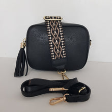 Lataa kuva Galleria-katseluun, ANGIE laukussa on kaksi säädettävää olkahihnaa ja vetoketjukiinnitys. Tupsukoriste toimii vetimenä. Erittäin suosittu crossbody malli.
Väri: musta
Koko: pituus 20 cm, korkeus 15 cm, syvyys 7 cm.
Laukkuun kuuluu kaksi säädettävää olkahihnaa:
Kapea nahkahihna kullanvärisillä pistolukoilla, leveys 2 cm, säädettävä pituus 130 cm
Leveä koristeteellinen polyesteri/nahka hihna kullanvärisillä pistolukoilla, leveys 5,5 cm, säädettävä pituus max 128 cm
Hoito-ohje: Voi suojata nahalle sopivalla suoja