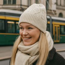Lataa kuva Galleria-katseluun, AAVA Cashmere Beanie on kevyt, lämmin ja ylellisen pehmeä pipo, joka tuo ripauksen arjen luksusta viileisiin päiviin. Kääntöreuna varmistaa hyvän istuvuuden ja lisälämmön, kun taas kaunis palmikkoneulos tekee mallista ajattoman klassikon. Helppo yhdistää niin arkilookiin kuin tyylikkäämpiin kokonaisuuksiin – AAVA on täydellinen valinta syksystä kevääseen.