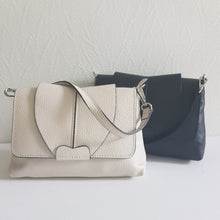 Lataa kuva Galleria-katseluun, ANISA nahkalaukku hopeilla lukoilla. Laukussa yksi vetoketjullinen tasku, sisältä löytyy myös vetoketjullinen piilotasku.