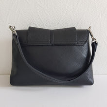 Lataa kuva Galleria-katseluun, ANISA nahkalaukku hopeilla lukoilla. Laukussa yksi vetoketjullinen tasku, sisältä löytyy myös vetoketjullinen piilotasku.