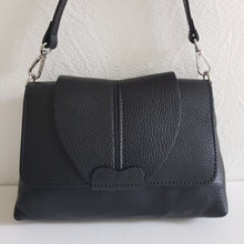 Lataa kuva Galleria-katseluun, ANISA nahkalaukku hopeilla lukoilla. Laukussa yksi vetoketjullinen tasku, sisältä löytyy myös vetoketjullinen piilotasku.