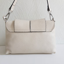 Lataa kuva Galleria-katseluun, ANISA nahkalaukku hopeilla lukoilla. Laukussa yksi vetoketjullinen tasku, sisältä löytyy myös vetoketjullinen piilotasku.