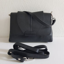 Lataa kuva Galleria-katseluun, ANISA nahkalaukku hopeilla lukoilla. Laukussa yksi vetoketjullinen tasku, sisältä löytyy myös vetoketjullinen piilotasku.