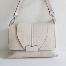 Lataa kuva Galleria-katseluun, ANISA nahkalaukku hopeilla lukoilla. Laukussa yksi vetoketjullinen tasku, sisältä löytyy myös vetoketjullinen piilotasku.