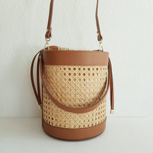 Lataa kuva Galleria-katseluun, Tyylikäs ja tilava ASYA Bucket nahkalaukku raffiareunalla ja polyesterivuorella. Laukussa hyvin tilaa isomallekkin tavaralle. Koko: 20 cm halkaisija, 24 cm korkeus Olkahihnan leveys 1,5 cm, pituus 103 cm Materiaali: nahka/ raffia/ polyesterivuori Valmistusmaa: Italia