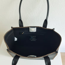 Lataa kuva Galleria-katseluun, Upea tyylikäs BELLA ECO olkalaukku mihin mahtuu kaikki tarvittavat tavarat tietokoneesta lähtien. Laukussa kaunis tikkaus reunoissa. Laukussa yksi iso tasku ja vetoketjullinen piilotasku, sulkijana magneetti lukitus. Materiaali: 58 % kierrätys nahka, 25 % polyesteri, 17 % polyuretaani Ainutlaatuiset valmistusmateriaalit antavat laukulle kestävyyttä ja samalla myös ympäristöystävällisyyttä. Koko: 41 cm x 28 cm x 13 cm Valmistusmaa Italia