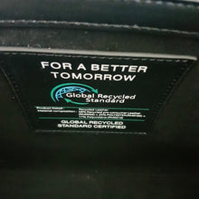 Lataa kuva Galleria-katseluun, Upea tyylikäs BELLA ECO olkalaukku mihin mahtuu kaikki tarvittavat tavarat tietokoneesta lähtien. Laukussa kaunis tikkaus reunoissa. Laukussa yksi iso tasku ja vetoketjullinen piilotasku, sulkijana magneetti lukitus. Materiaali: 58 % kierrätys nahka, 25 % polyesteri, 17 % polyuretaani Ainutlaatuiset valmistusmateriaalit antavat laukulle kestävyyttä ja samalla myös ympäristöystävällisyyttä. Koko: 41 cm x 28 cm x 13 cm Valmistusmaa Italia