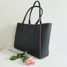 Lataa kuva Galleria-katseluun, Upea tyylikäs BELLA ECO olkalaukku mihin mahtuu kaikki tarvittavat tavarat tietokoneesta lähtien. Laukussa kaunis tikkaus reunoissa. Laukussa yksi iso tasku ja vetoketjullinen piilotasku, sulkijana magneetti lukitus. Materiaali: 58 % kierrätys nahka, 25 % polyesteri, 17 % polyuretaani Ainutlaatuiset valmistusmateriaalit antavat laukulle kestävyyttä ja samalla myös ympäristöystävällisyyttä. Koko: 41 cm x 28 cm x 13 cm Valmistusmaa Italia