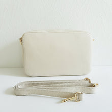 Lataa kuva Galleria-katseluun, Tyylikäs CALINDA Cross body nahkalaukku säädettävällä olka-koristehihnalla. Laukussa kaksi tilavaa taskua ja takana vetoketjullinen sivutasku. Sisältä löytyy myös vetoketjullinen sivutasku. Koko: pituus 34 cm, korkeus 15 cm, syvyys 11 cm Olkahihnan leveys 1,2 cm max pituus 132 cm Leveä koristeellinen polyesteri/ nahka hihna kullanvärisillä pistolukoilla, leveys 5,5 cm, säädettävä pituus max. 128 cm Materiaali: nahka Valmistusmaa Italia