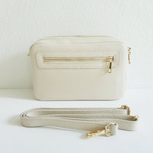 Lataa kuva Galleria-katseluun, CALINDA nahkalaukku säädettävällä olka-koristehihnalla. Uusi crossbody malli, jolla on tyyliä ja tilaa. Laukussa kaksi tilavaa taskua ja takana vetoketjullinen sivutasku. Sisältä löytyy myös vetoketjullinen sivutasku.