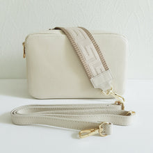 Lataa kuva Galleria-katseluun, CALINDA nahkalaukku säädettävällä olka-koristehihnalla. Uusi crossbody malli, jolla on tyyliä ja tilaa. Laukussa kaksi tilavaa taskua ja takana vetoketjullinen sivutasku. Sisältä löytyy myös vetoketjullinen sivutasku.