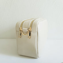 Lataa kuva Galleria-katseluun, CALINDA nahkalaukku säädettävällä olka-koristehihnalla. Uusi crossbody malli, jolla on tyyliä ja tilaa. Laukussa kaksi tilavaa taskua ja takana vetoketjullinen sivutasku. Sisältä löytyy myös vetoketjullinen sivutasku.