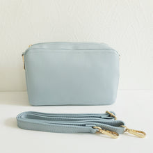 Lataa kuva Galleria-katseluun, CALINDA nahkalaukku säädettävällä olka-koristehihnalla. Uusi crossbody malli, jolla on tyyliä ja tilaa. Laukussa kaksi tilavaa taskua ja takana vetoketjullinen sivutasku. Sisältä löytyy myös vetoketjullinen sivutasku.