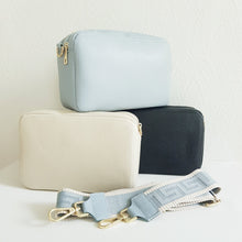 Lataa kuva Galleria-katseluun, CALINDA nahkalaukku säädettävällä olka-koristehihnalla. Uusi crossbody malli, jolla on tyyliä ja tilaa. Laukussa kaksi tilavaa taskua ja takana vetoketjullinen sivutasku. Sisältä löytyy myös vetoketjullinen sivutasku.