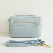 Lataa kuva Galleria-katseluun, CALINDA nahkalaukku säädettävällä olka-koristehihnalla. Uusi crossbody malli, jolla on tyyliä ja tilaa. Laukussa kaksi tilavaa taskua ja takana vetoketjullinen sivutasku. Sisältä löytyy myös vetoketjullinen sivutasku.