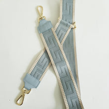 Lataa kuva Galleria-katseluun, CALINDA nahkalaukku säädettävällä olka-koristehihnalla. Uusi crossbody malli, jolla on tyyliä ja tilaa. Laukussa kaksi tilavaa taskua ja takana vetoketjullinen sivutasku. Sisältä löytyy myös vetoketjullinen sivutasku.