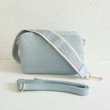 Lataa kuva Galleria-katseluun, CALINDA nahkalaukku säädettävällä olka-koristehihnalla. Uusi crossbody malli, jolla on tyyliä ja tilaa. Laukussa kaksi tilavaa taskua ja takana vetoketjullinen sivutasku. Sisältä löytyy myös vetoketjullinen sivutasku.