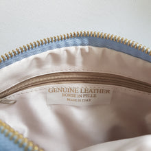 Lataa kuva Galleria-katseluun, Tyylikäs CARA laukku rannehihnalla ja säädettävällä nahkaisella olkahihnalla. Sisällä kaunis satiini vuori ja vetoketjullinen sivutasku. Materiaali: raffiapalmu/ nahka/ polyesteri. Väri: vaaleansininen. Koko: pituus 22,5 cm, korkeus 17 cm. Hihnan leveys 2 cm ja max pituus 122 cm. Valmistusmaa: Italia.