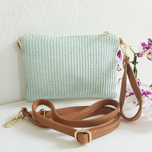 Lataa kuva Galleria-katseluun, Tyylikäs CARA laukku rannehihnalla ja säädettävällä nahkaisella olkahihnalla. Sisällä kaunis satiini vuori ja vetoketjullinen sivutasku. Materiaali: raffiapalmu/ nahka/ polyesteri. Väri: vaaleansininen. Koko: pituus 22,5 cm, korkeus 17 cm. Hihnan leveys 2 cm ja max pituus 122 cm. Valmistusmaa: Italia.