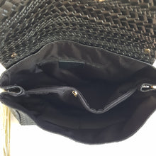 Lataa kuva Galleria-katseluun, Tyylikäs CARINA nahkalaukku, laukussa on säädettävä olkahihna, sisällä kaksi lokeroa, keskellä ja sivussa vetoketjulliset taskut. Väri: musta Kaunis kullanvärinen lukkokiinnitys bambu koristeella. Koko: pituus 36 cm, korkeus 24 cm, syvyys 14 cm Hihna : leveys 4, 5 cm max pituus 103 cm Materiaali: nahka Valmistusmaa Italia