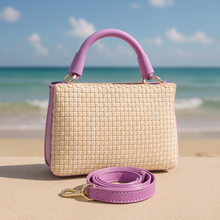 Lataa kuva Galleria-katseluun, Tyylikäs PAULA olkalaukku, päällinen raffia palmua, kahva ja hihna nahkaa. Punottu raffia-pinta kantaa mukanaan auringon lämpöä ja rantakatujen tunnelmaa, kun taas nahkaiset yksityiskohdat viimeistelevät tyylin.