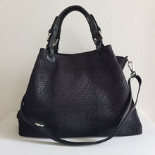 Lataa kuva Galleria-katseluun, Ajattoman tyylikäs CHIARA mustassa käsin punotussa nahassa – varma valinta arkeen ja juhlaan.