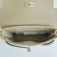 Lataa kuva Galleria-katseluun, Tyylikäs kesälaukku, joka sopii päivä tai ilta laukuksi. Laukun metalliosat kullanväriset. Laukussa yksi tasku ja vetoketjullinen piilotasku. Värit: valkoinen, beige, musta Laukussa yksitasku ja vetoketjullinen piilotasku. Materiaali: nahka ja raffia Hihnan max pituus 125 cm Koko: 22 cm x 15cm x 4cm Valmistusmaa Italia