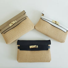 Lataa kuva Galleria-katseluun, Tyylikäs kesälaukku, joka sopii päivä tai ilta laukuksi. Laukun metalliosat kullanväriset. Laukussa yksi tasku ja vetoketjullinen piilotasku. Värit: valkoinen, beige, musta Laukussa yksitasku ja vetoketjullinen piilotasku. Materiaali: nahka ja raffia Hihnan max pituus 125 cm Koko: 22 cm x 15cm x 4cm Valmistusmaa Italia