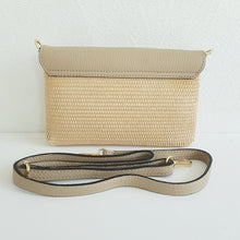 Lataa kuva Galleria-katseluun, Tyylikäs kesälaukku, joka sopii päivä tai ilta laukuksi. Laukun metalliosat kullanväriset. Laukussa yksi tasku ja vetoketjullinen piilotasku. Värit: valkoinen, beige, musta Laukussa yksitasku ja vetoketjullinen piilotasku. Materiaali: nahka ja raffia Hihnan max pituus 125 cm Koko: 22 cm x 15cm x 4cm Valmistusmaa Italia