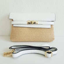 Lataa kuva Galleria-katseluun, Tyylikäs kesälaukku, joka sopii päivä tai ilta laukuksi. Laukun metalliosat kullanväriset. Laukussa yksi tasku ja vetoketjullinen piilotasku. Värit: valkoinen, beige, musta Laukussa yksitasku ja vetoketjullinen piilotasku. Materiaali: nahka ja raffia Hihnan max pituus 125 cm Koko: 22 cm x 15cm x 4cm Valmistusmaa Italia