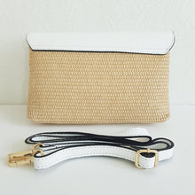 Lataa kuva Galleria-katseluun, Tyylikäs kesälaukku, joka sopii päivä tai ilta laukuksi. Laukun metalliosat kullanväriset. Laukussa yksi tasku ja vetoketjullinen piilotasku. Värit: valkoinen, beige, musta Laukussa yksitasku ja vetoketjullinen piilotasku. Materiaali: nahka ja raffia Hihnan max pituus 125 cm Koko: 22 cm x 15cm x 4cm Valmistusmaa Italia
