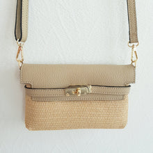Lataa kuva Galleria-katseluun, Tyylikäs kesälaukku, joka sopii päivä tai ilta laukuksi. Laukun metalliosat kullanväriset. Laukussa yksi tasku ja vetoketjullinen piilotasku. Värit: valkoinen, beige, musta Laukussa yksitasku ja vetoketjullinen piilotasku. Materiaali: nahka ja raffia Hihnan max pituus 125 cm Koko: 22 cm x 15cm x 4cm Valmistusmaa Italia