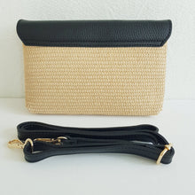 Lataa kuva Galleria-katseluun, Tyylikäs kesälaukku, joka sopii päivä tai ilta laukuksi. Laukun metalliosat kullanväriset. Laukussa yksi tasku ja vetoketjullinen piilotasku. Värit: valkoinen, beige, musta Laukussa yksitasku ja vetoketjullinen piilotasku. Materiaali: nahka ja raffia Hihnan max pituus 125 cm Koko: 22 cm x 15cm x 4cm Valmistusmaa Italia