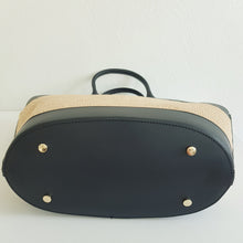 Lataa kuva Galleria-katseluun, Tyylikäs EVELIINA kesälaukku mihin mahtuu kaikki tarvittavat tavarat. Laukussa on yksi iso tasku ja vetoketjullinen piilotasku, sekä tekstiilikangasvuori. Metalliosat ovat kullanväriset. Väri: valkoinen ja musta Materiaali: nahka, raffia Koko: 45 cm x 31 cm x 15 cm Hihnan max pituus 120 cm Valmistusmaa: Italia