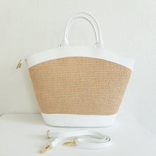 Lataa kuva Galleria-katseluun, Tyylikäs EVELIINA kesälaukku mihin mahtuu kaikki tarvittavat tavarat. Laukussa on yksi iso tasku ja vetoketjullinen piilotasku, sekä tekstiilikangasvuori. Metalliosat ovat kullanväriset. Väri: valkoinen ja musta Materiaali: nahka, raffia Koko: 45 cm x 31 cm x 15 cm Hihnan max pituus 120 cm Valmistusmaa: Italia