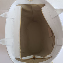 Lataa kuva Galleria-katseluun, Tyylikäs EVELIINA kesälaukku mihin mahtuu kaikki tarvittavat tavarat. Laukussa on yksi iso tasku ja vetoketjullinen piilotasku, sekä tekstiilikangasvuori. Metalliosat ovat kullanväriset. Väri: valkoinen ja musta Materiaali: nahka, raffia Koko: 45 cm x 31 cm x 15 cm Hihnan max pituus 120 cm Valmistusmaa: Italia