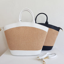 Lataa kuva Galleria-katseluun, Tyylikäs EVELIINA kesälaukku mihin mahtuu kaikki tarvittavat tavarat. Laukussa on yksi iso tasku ja vetoketjullinen piilotasku, sekä tekstiilikangasvuori. Metalliosat ovat kullanväriset. Väri: valkoinen ja musta Materiaali: nahka, raffia Koko: 45 cm x 31 cm x 15 cm Hihnan max pituus 120 cm Valmistusmaa: Italia