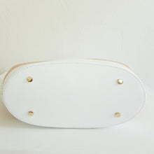 Lataa kuva Galleria-katseluun, Tyylikäs EVELIINA kesälaukku mihin mahtuu kaikki tarvittavat tavarat. Laukussa on yksi iso tasku ja vetoketjullinen piilotasku, sekä tekstiilikangasvuori. Metalliosat ovat kullanväriset. Väri: valkoinen ja musta Materiaali: nahka, raffia Koko: 45 cm x 31 cm x 15 cm Hihnan max pituus 120 cm Valmistusmaa: Italia