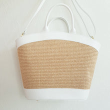 Lataa kuva Galleria-katseluun, Tyylikäs EVELIINA kesälaukku mihin mahtuu kaikki tarvittavat tavarat. Laukussa on yksi iso tasku ja vetoketjullinen piilotasku, sekä tekstiilikangasvuori. Metalliosat ovat kullanväriset. Väri: valkoinen ja musta Materiaali: nahka, raffia Koko: 45 cm x 31 cm x 15 cm Hihnan max pituus 120 cm Valmistusmaa: Italia