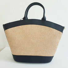 Lataa kuva Galleria-katseluun, Tyylikäs EVELIINA kesälaukku mihin mahtuu kaikki tarvittavat tavarat. Laukussa on yksi iso tasku ja vetoketjullinen piilotasku, sekä tekstiilikangasvuori. Metalliosat ovat kullanväriset. Väri: valkoinen ja musta Materiaali: nahka, raffia Koko: 45 cm x 31 cm x 15 cm Hihnan max pituus 120 cm Valmistusmaa: Italia