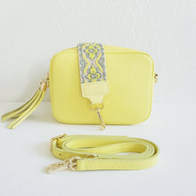 Lataa kuva Galleria-katseluun, ANGIE olkalaukussa on kaksi säädettävää olkahihnaa ja vetoketjukiinnitys. Tupsukoriste toimii vetimenä. Erittäin suosittu crossbody malli. Materiaali: aitoa nahkaa Väri: keltainen