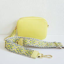 Lataa kuva Galleria-katseluun, ANGIE olkalaukussa on kaksi säädettävää olkahihnaa ja vetoketjukiinnitys. Tupsukoriste toimii vetimenä. Erittäin suosittu crossbody malli. Materiaali: aitoa nahkaa Väri: keltainen