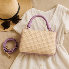 Lataa kuva Galleria-katseluun, Tyylikäs PAULA olkalaukku, päällinen raffia palmua, kahva ja hihna nahkaa. Punottu raffia-pinta kantaa mukanaan auringon lämpöä ja rantakatujen tunnelmaa, kun taas nahkaiset yksityiskohdat viimeistelevät tyylin.
